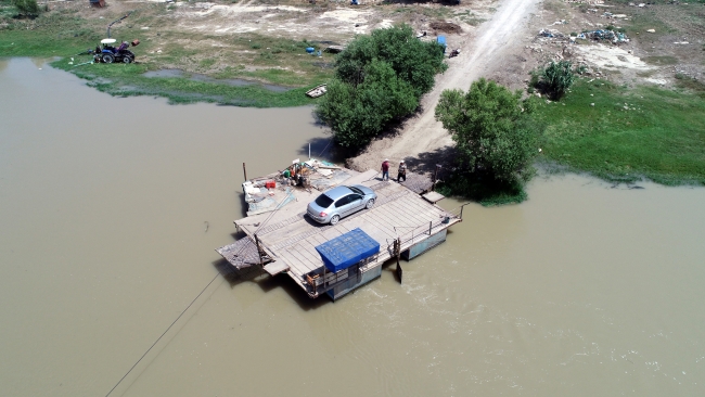 Ceyhan Nehri’ni 150 yıllık sal ile geçiyorlar